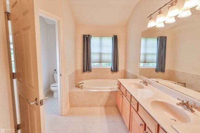 Building Photo - Beautifully maintained, energy-efficient f...
