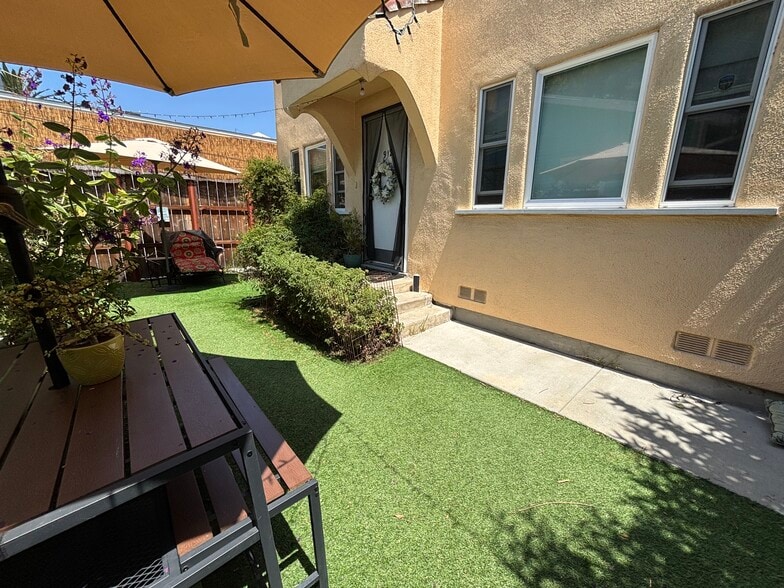 Front yard + Synlawn + Garden - 912 1/2 California Ave