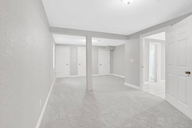 Building Photo - 1101 E Pin Oak Dr