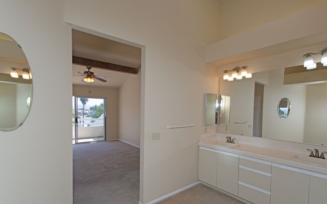 Building Photo - Gorgeous Townhome in Laguna Del Mar Community!