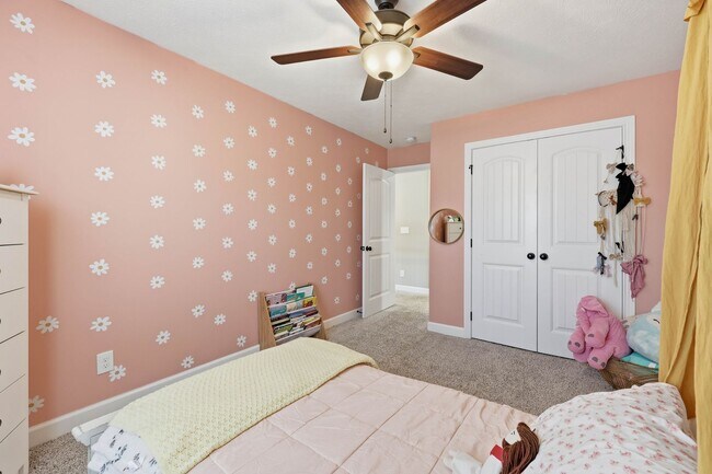 Building Photo - Dog Friendly Three Bedroom with Bonus in Sango!