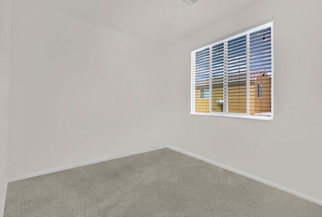 Building Photo - ADORABLE 4 BEDROOM HOME NEAR HOLLYWOOD & E SAHARA!