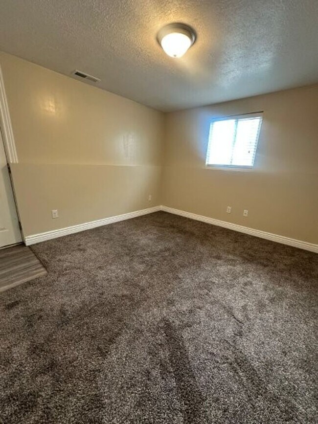 Building Photo - Spacious & Affordable! 5 Bed 2 Bath Home f...