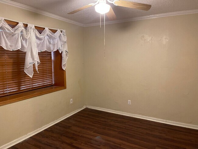 Building Photo - 3 bed upstairs condo in Norman, community ...