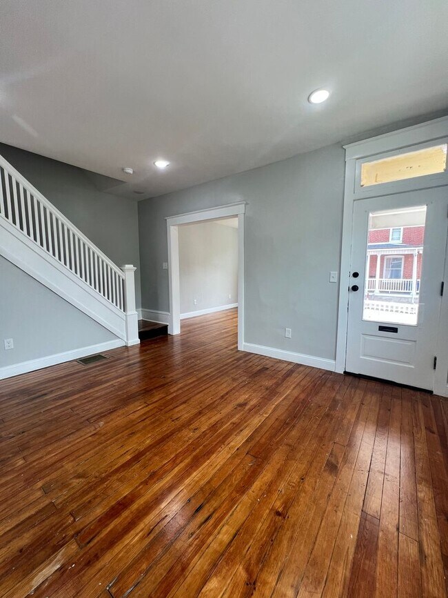 Building Photo - 31 N Poplar St