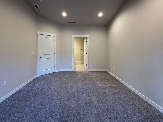 Building Photo - 2634 Waterlily Dr