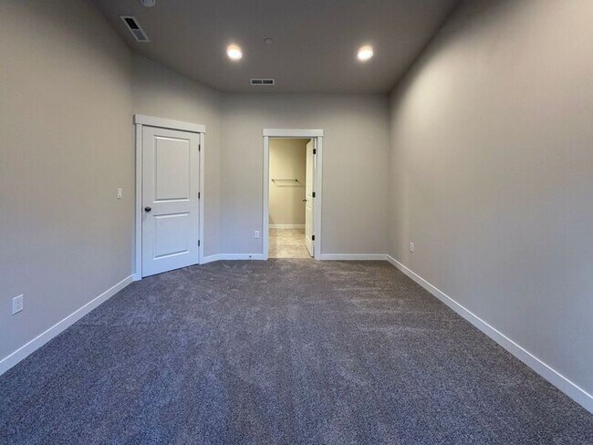 Building Photo - 2638 Waterlily Dr