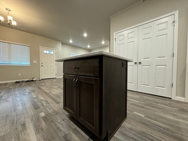 Building Photo - Townhome 2 Blocks from Legacy High School!