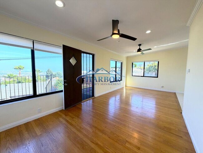 Building Photo - 827 W 22nd St