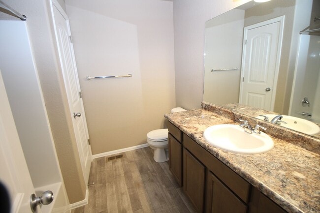 Building Photo - Brand New Townhome