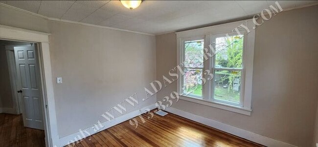 Building Photo - Large 2-story 4 Bed 1.5 Bath Home in Leave...
