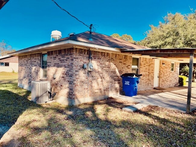 Building Photo - BEAUTIFUL COUNTRY 2 BEDROOM LEASE HOME IN ...