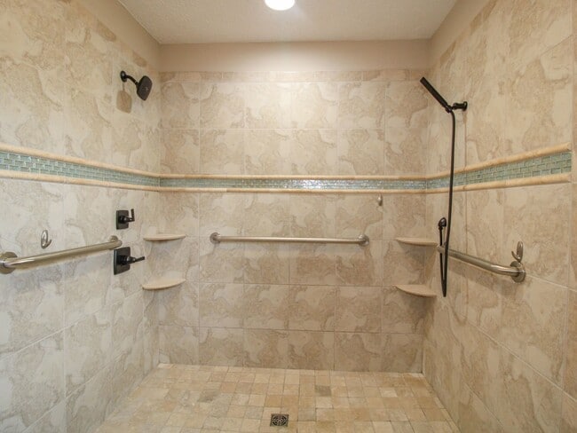 Building Photo - Spacious home!