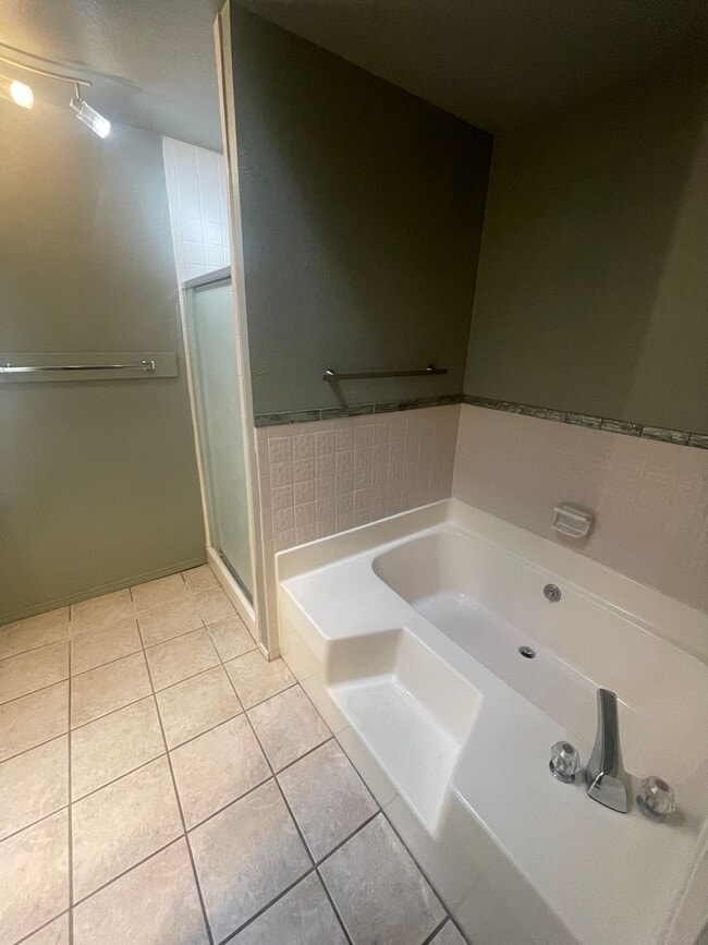 Building Photo - Charming 3 Bedroom/2 Bathroom Home Off Roa...