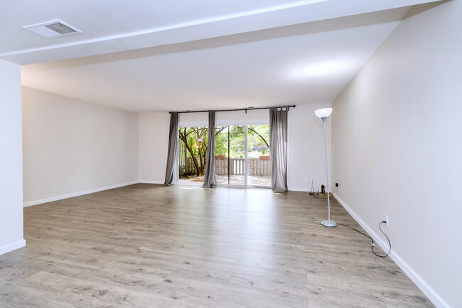 Building Photo - 725 Peninsula Ct