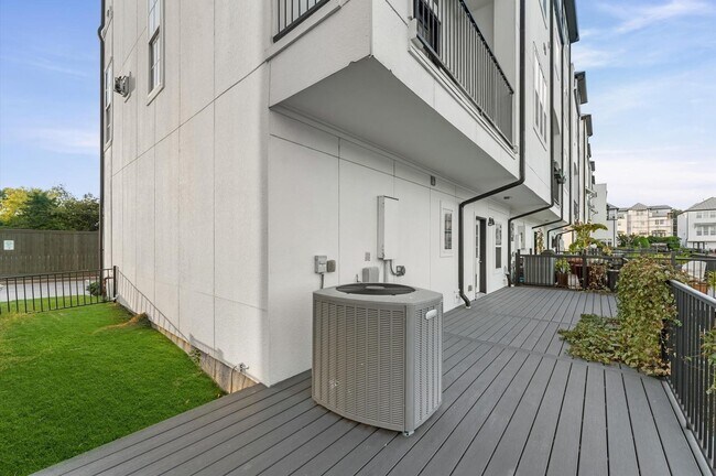 Building Photo - 2202 Lakeshore Edge Dr