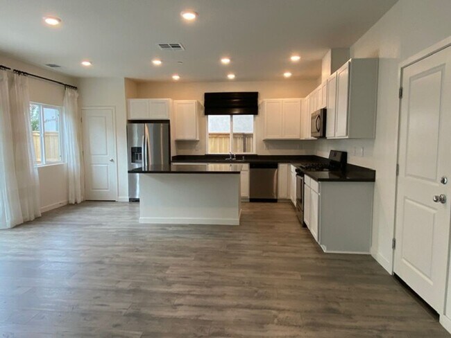 Building Photo - 2023 model home in solar community!