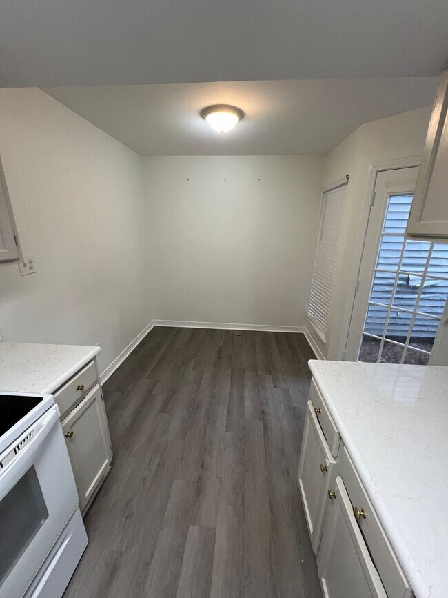 Building Photo - Nice 2 bedroom townhouse ready to go with covered parking!