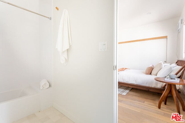 Building Photo - 3611 1/2 Bellevue Ave