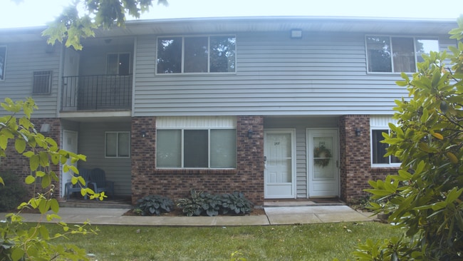 Building Photo - 140 Thompson St