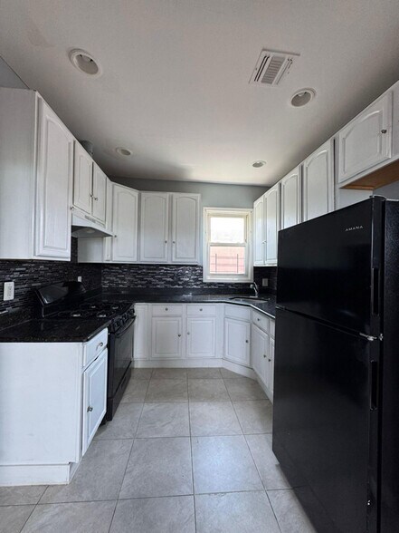 Building Photo - 489 Avon Ave