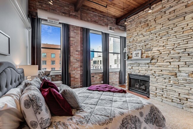 Building Photo - 913 W Van Buren St