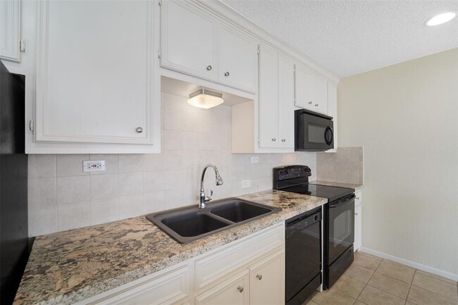 Building Photo - 8416 Seawall Blvd