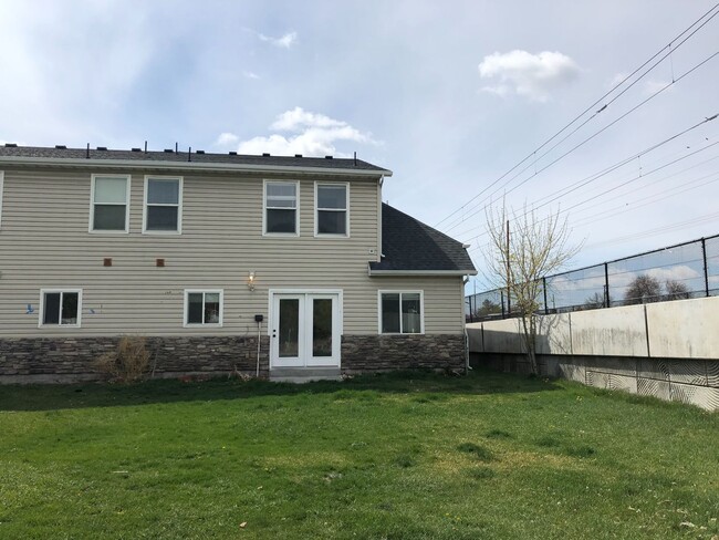 Building Photo - 2574 Robin Rd