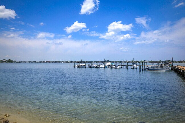 Building Photo - 825 Center St