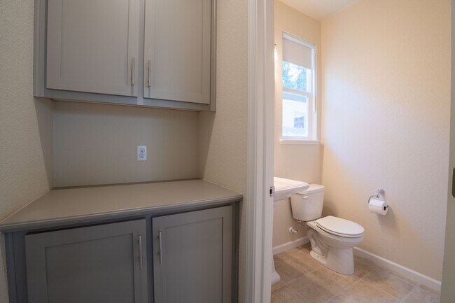 Building Photo - 3625 Blue Bird Dr