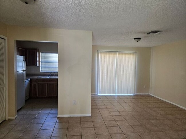 Building Photo - 3 bed 2 bath tri plex near UCF