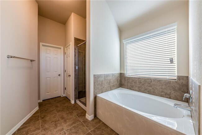 Building Photo - 2005 Santa barbara Ct