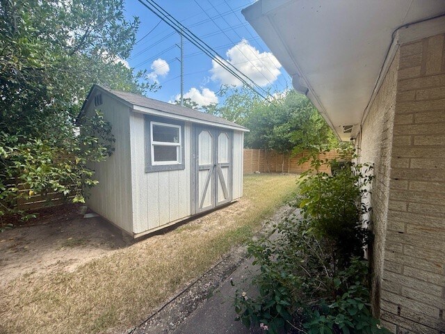 Building Photo - 5019 Oak Forest Dr