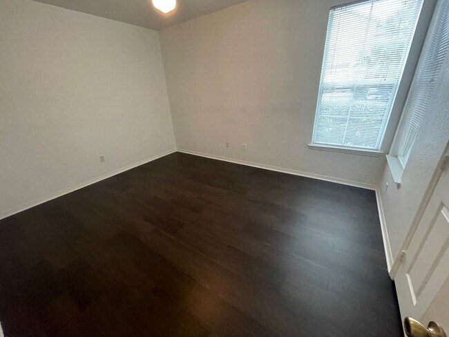 Building Photo - 1 Bed/1 Bath in Manor Row at Park Central!...