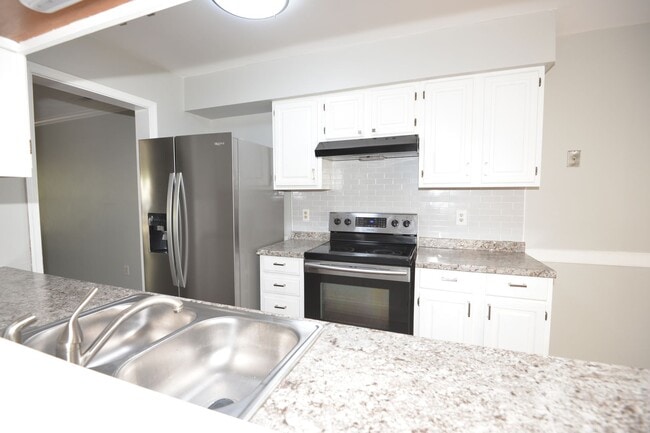 Building Photo - 3 Bedroom Townhome in Kempsville Lakes