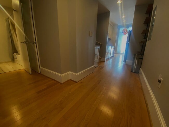 Building Photo - Open And Updated One Bedroom Apartment At ...