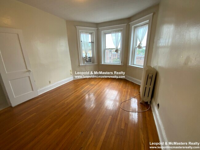 Building Photo - 159 Kelton St