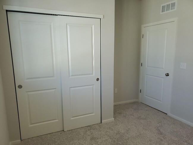 Building Photo - Fort Collins Brand New 2 Bed / 2 Bath 1st ...