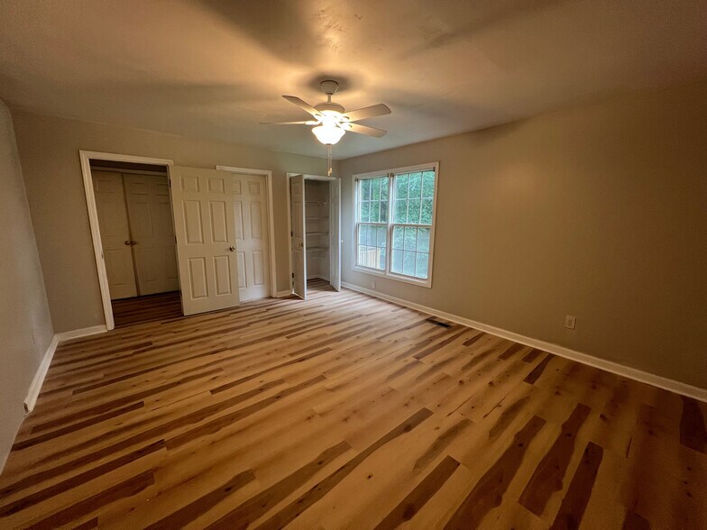 Building Photo - Room in House on Barrett Springs Dr