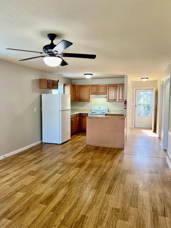 Building Photo - AVAILABLE NOW! 2 Bedroom Home on Main Street!