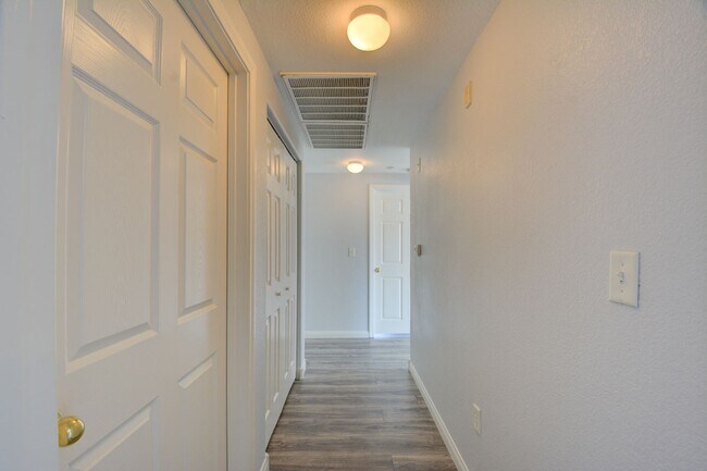 Building Photo - Beautiful / Spacious / Two Bedroom Condo /...