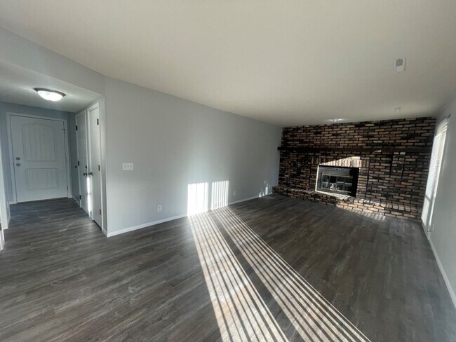 Building Photo - Home For Rent Bellevue.