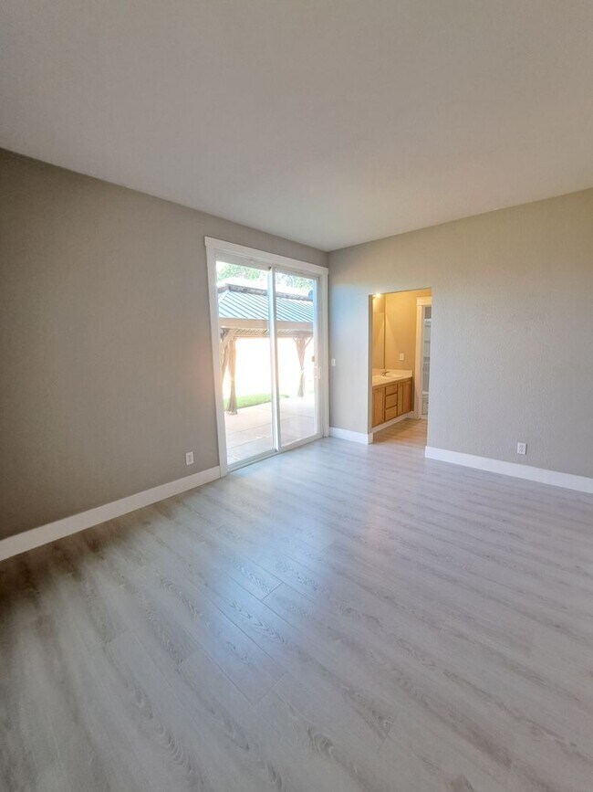 Building Photo - Stunning Home is Tastefully Done & Move In...