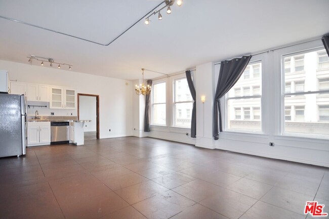 Primary Photo - 215 W 7th St