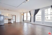 Building Photo - 215 W 7th St