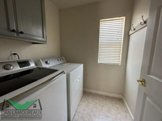 Building Photo - 4 Bedroom in East Woodland