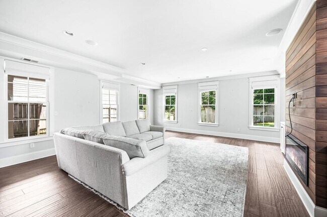 Building Photo - 1735 Hillmont Dr