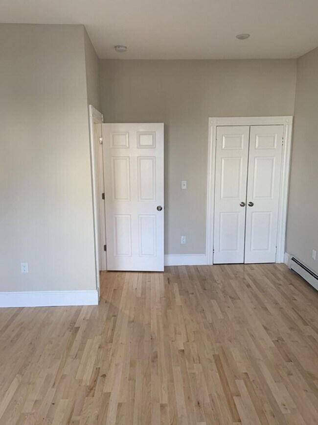 Building Photo - BU 1-bed split(2 Bedroom w/o LR) w/heat