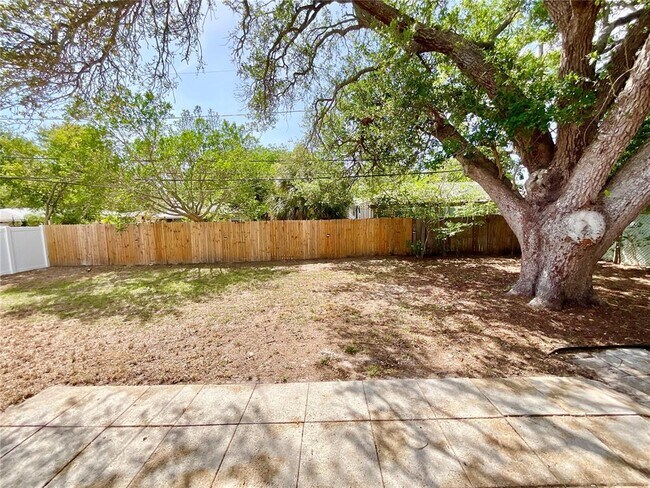 Building Photo - 644 Manor Dr W