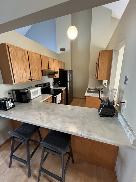 Kitchen with breakfast bar - 3055 Lake Shore Dr